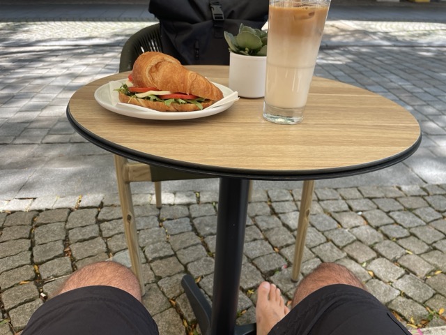 Iced Latte mit Croissants