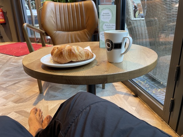 Kaffee mit Croissant