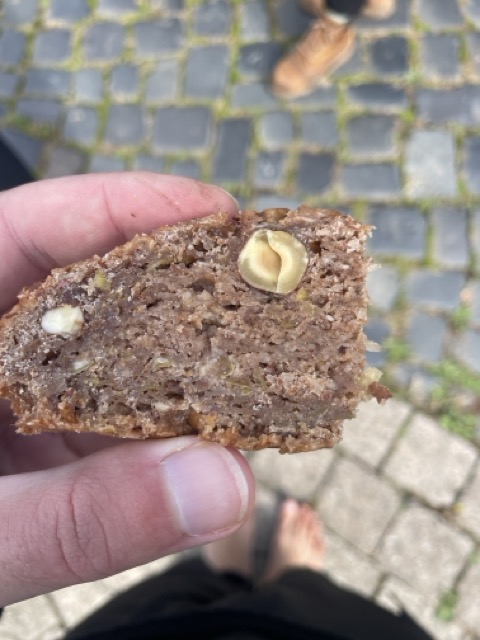 Kaffee und Kuchen nach der Müll-Sammelaktion