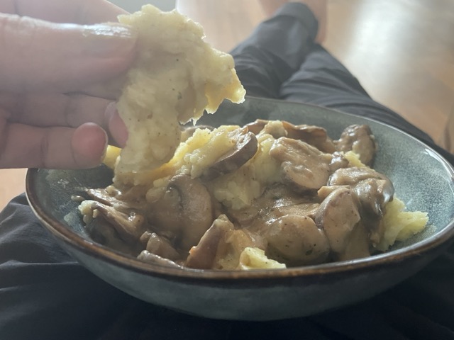 Kartoffelpüree mit Händen essen