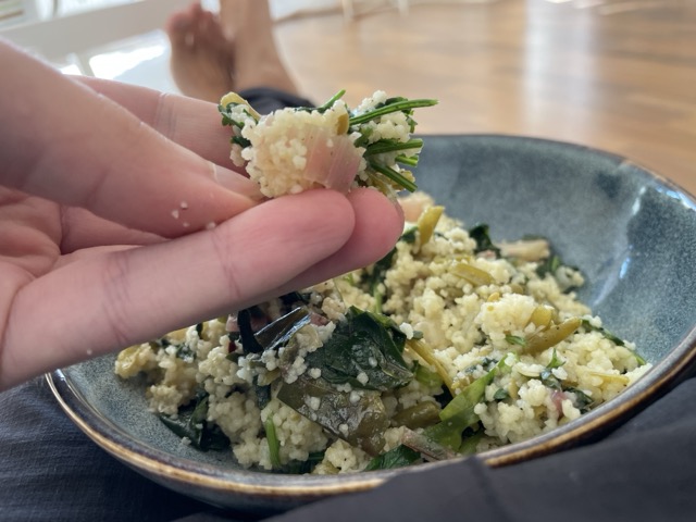 Mittagessen mit der Hand essen