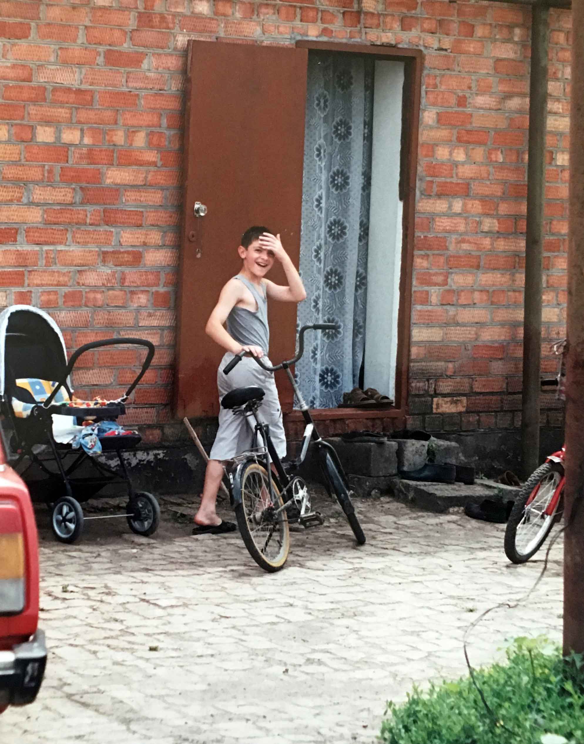 Alexander Fufaev auf seinem ersten Fahrrad bei den Großeltern