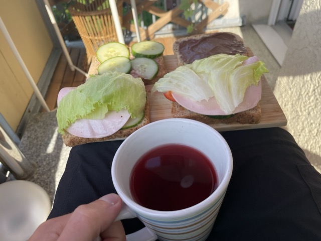 Brot Frühstück auf dem Balkon