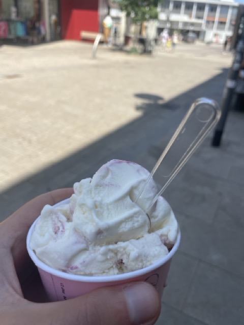 Fufaev isst Eis in Hildesheim