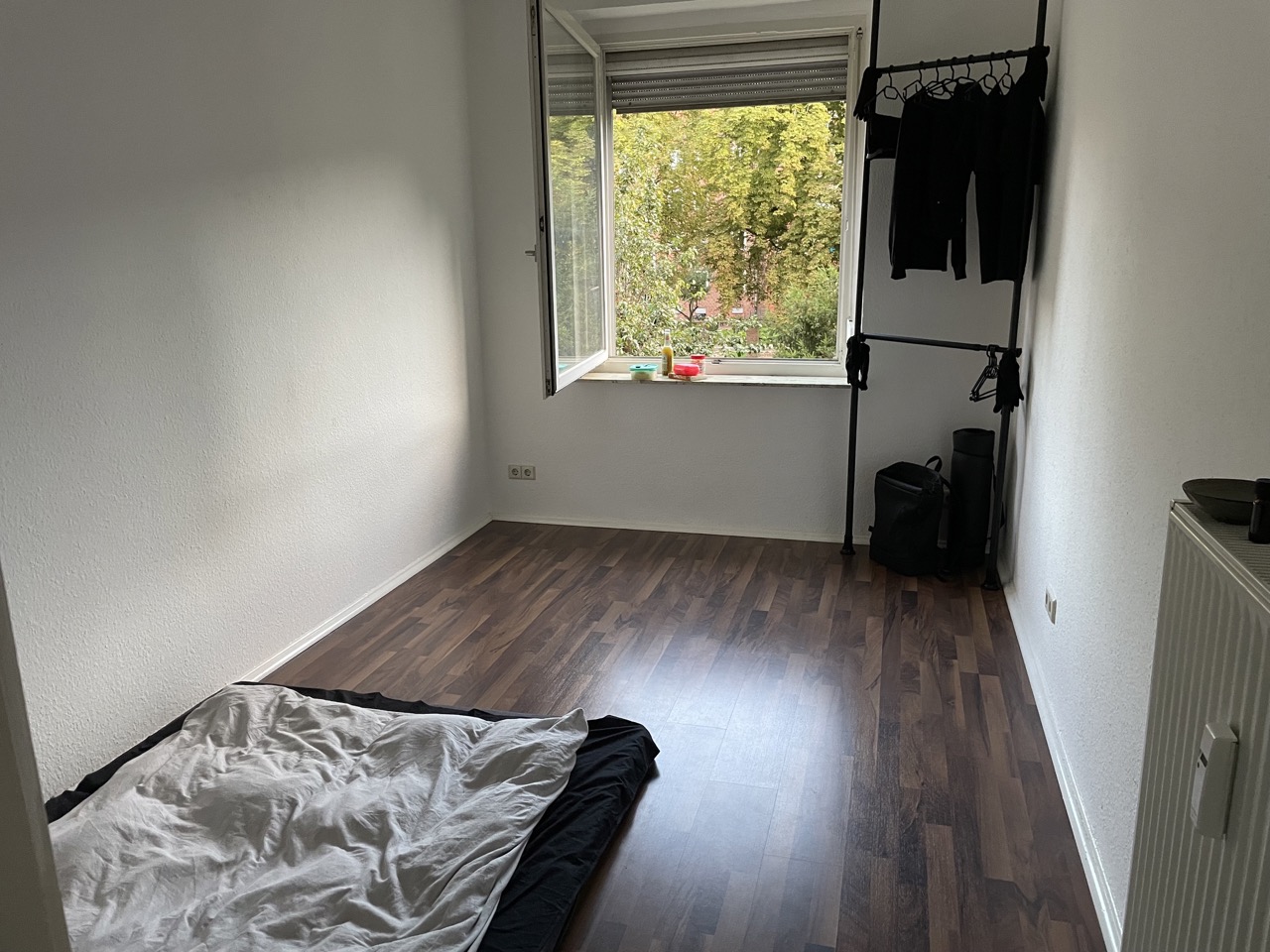 Minimalistisches Zimmer mit der Teleskop-Garderobe.