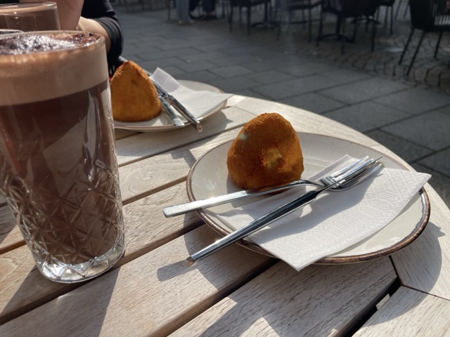 Paxino Manufaktur Hildeheim - Im Café mit einer Freundin