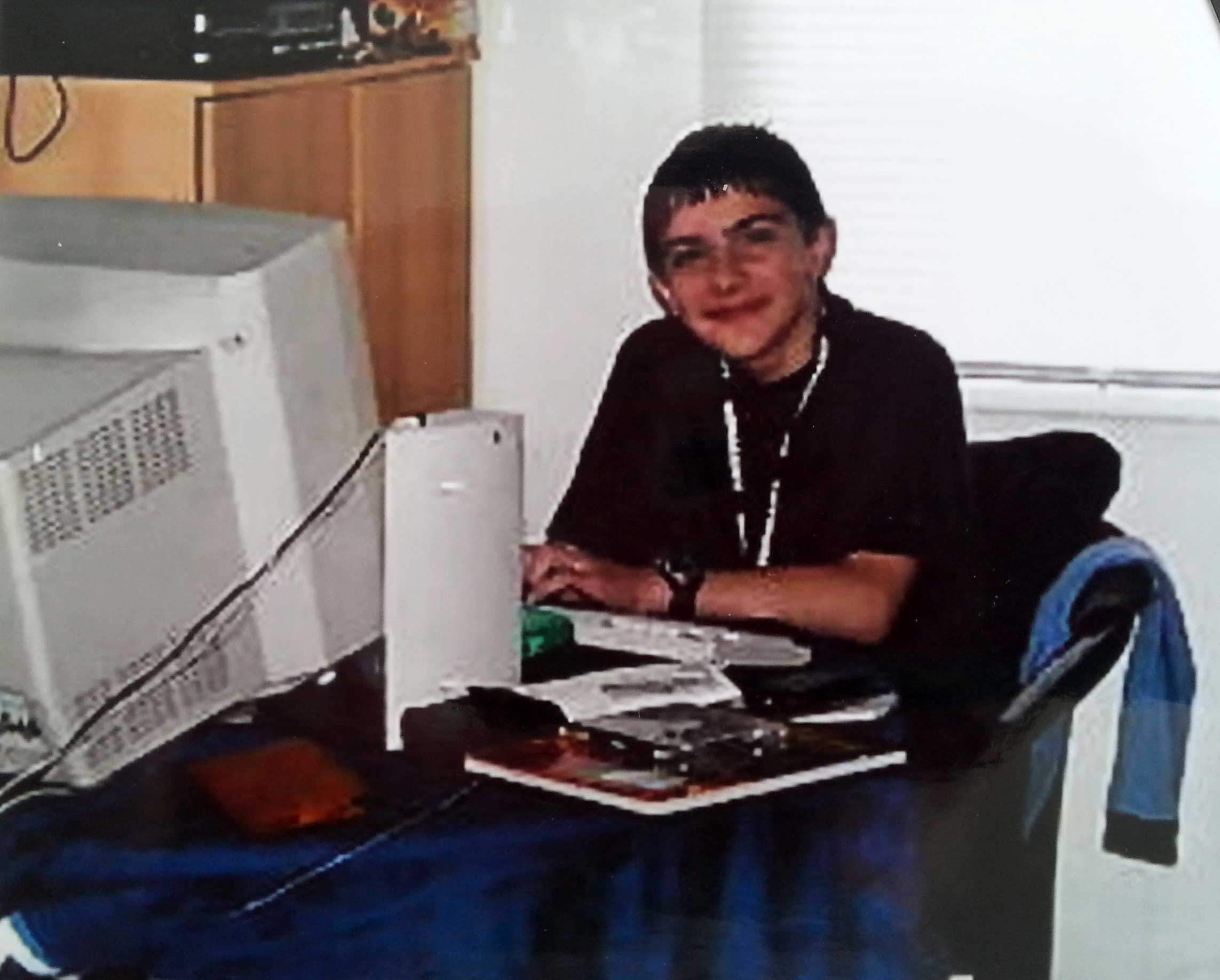 Alexander Fufaev an seinem ersten Computer in Lühnde