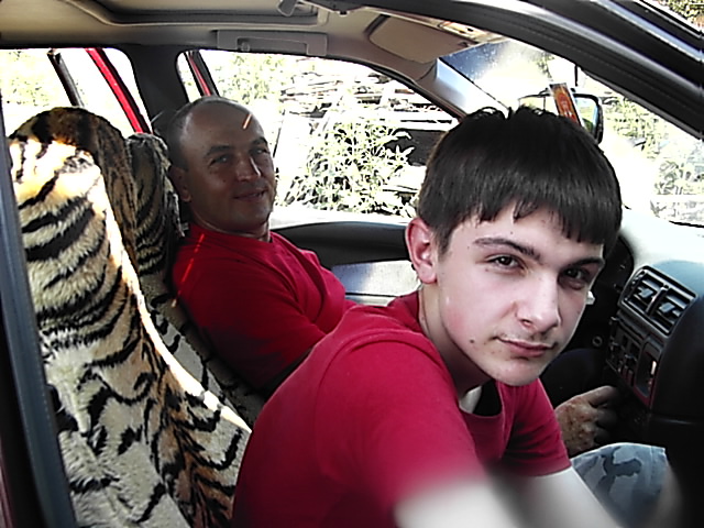 Alexander Fufaev mit seinem Onkel im Auto