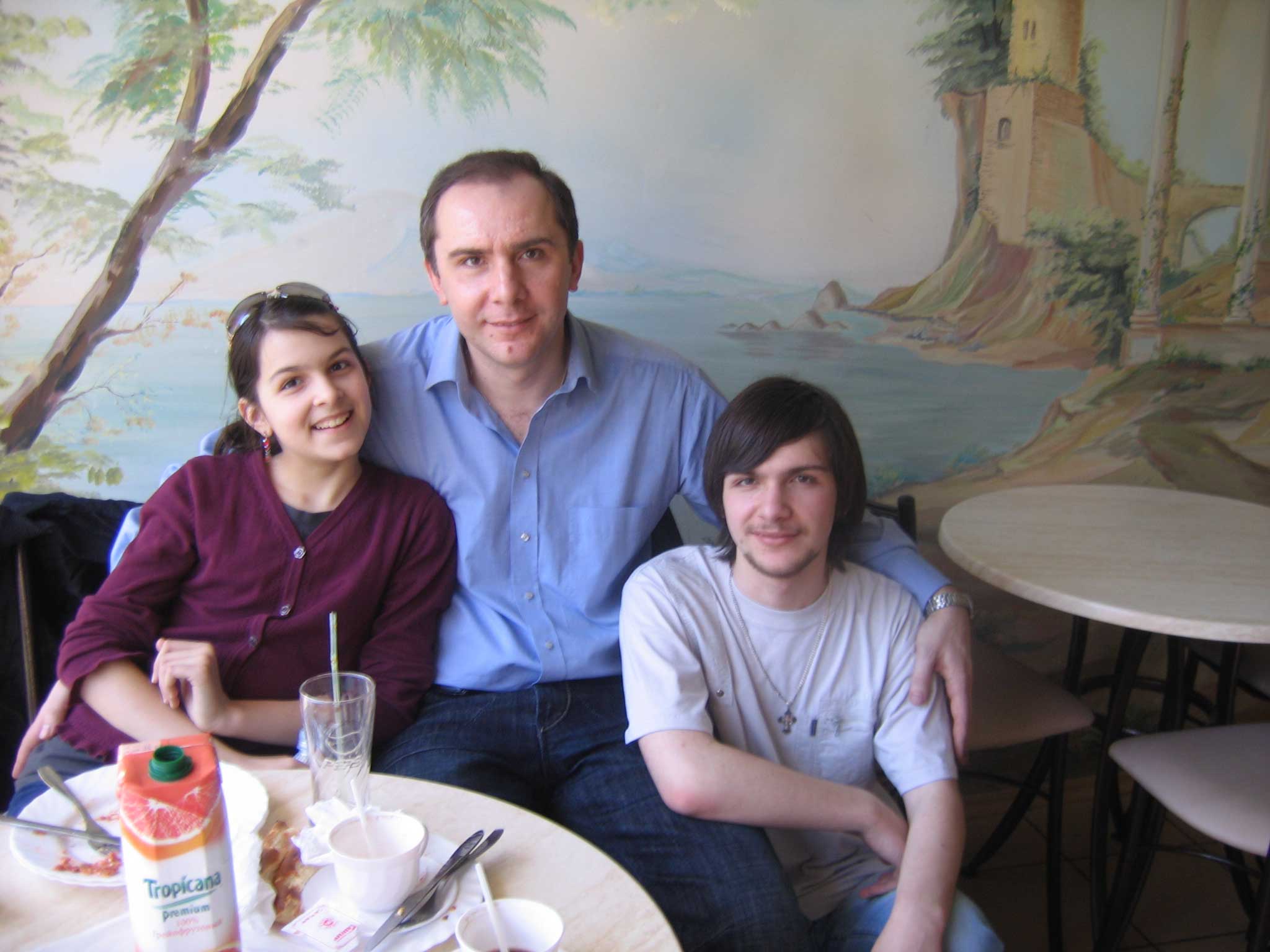 Alexander Fufaev mit seinem Vater und Schwester im Café in Rostow am Don