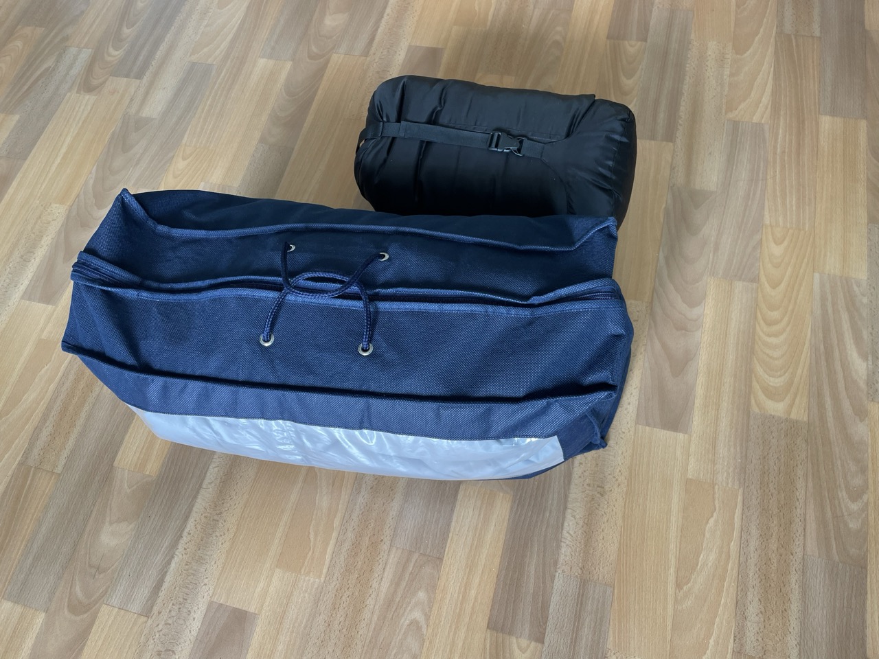 Schlafen im Schlafsack und nicht im Bett