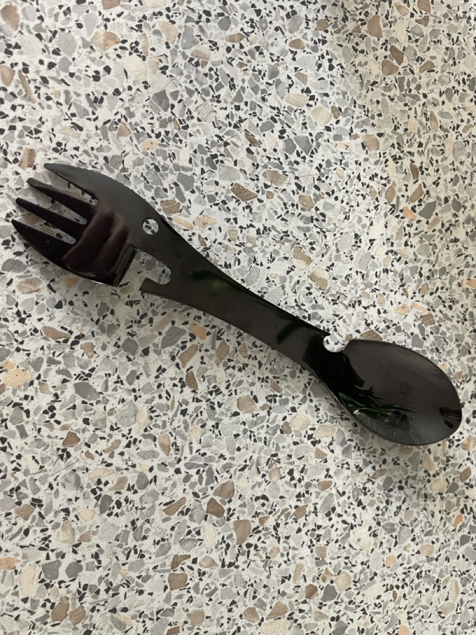 Schwarzer Göffel (Spork) mit Flaschenöffner von Alexander Fufaev